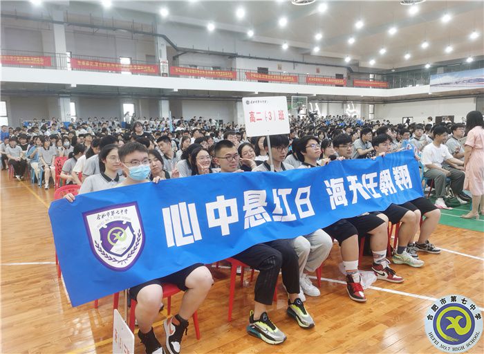 學(xué)生們1.jpg 學(xué)生們1.jpg