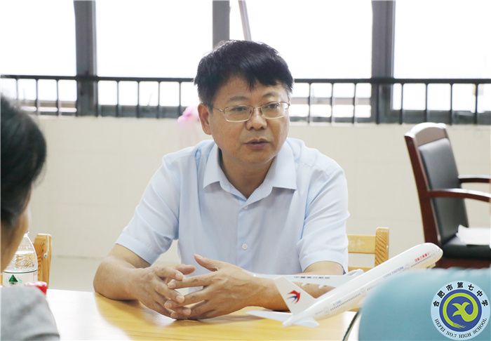 鄧校講話.jpg 鄧校講話.jpg