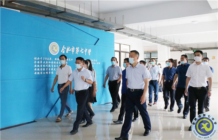 市委副書記馬軍調(diào)研七中智慧校園建設(shè)與應(yīng)用情況(圖2) 市委副書記馬軍調(diào)研七中智慧校園建設(shè)與應(yīng)用情況(圖2)