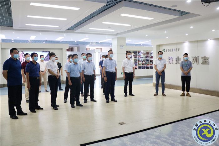 市委副書記馬軍調(diào)研七中智慧校園建設(shè)與應(yīng)用情況(圖3) 市委副書記馬軍調(diào)研七中智慧校園建設(shè)與應(yīng)用情況(圖3)