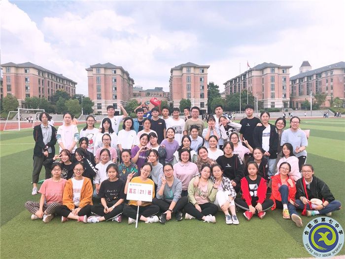 運(yùn)動(dòng)會(huì)期間的操場(chǎng)大合影.jpg 運(yùn)動(dòng)會(huì)期間的操場(chǎng)大合影.jpg