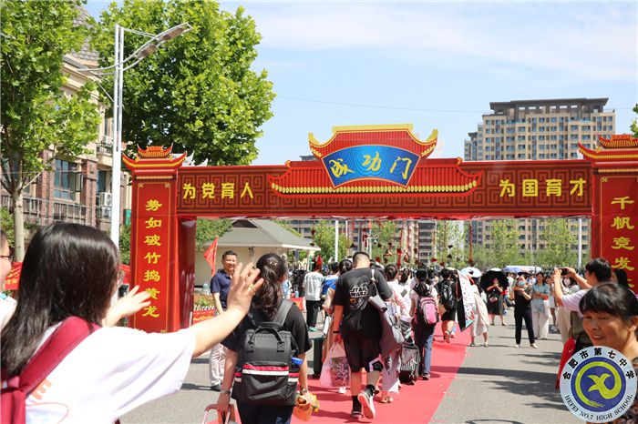 向老師門揮手告別.jpg 向老師門揮手告別.jpg