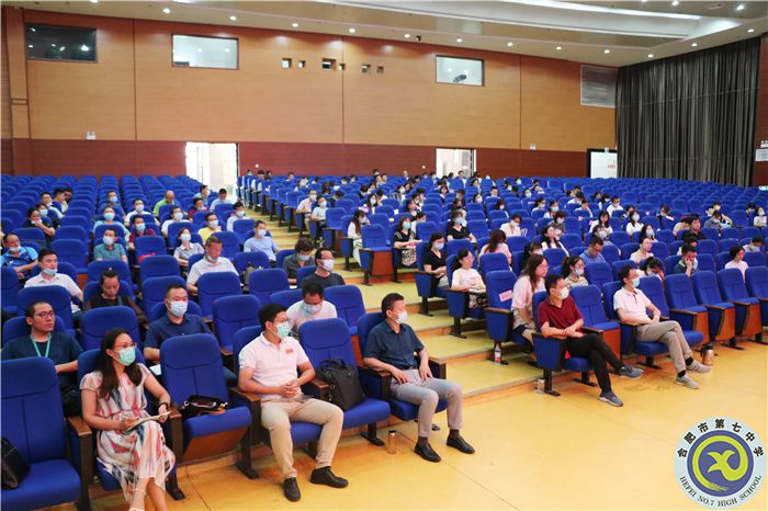 臺(tái)下的班主任老師們.jpg 臺(tái)下的班主任老師們.jpg