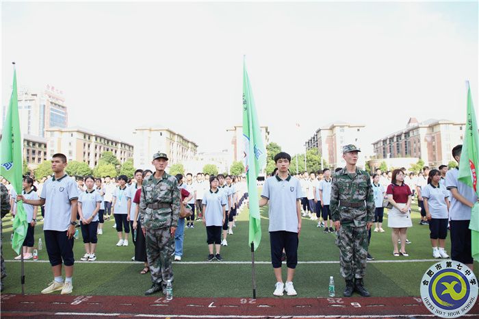 學(xué)生和教官.jpg 學(xué)生和教官.jpg