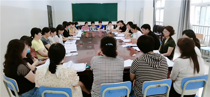 合肥七中召開生活老師技能培訓(xùn)會議(圖2) 合肥七中召開生活老師技能培訓(xùn)會議(圖2)