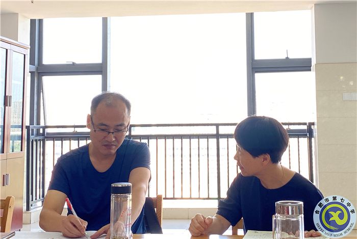 圖為李艷老師與周宗俊老師熱烈討論片段.jpg 圖為李艷老師與周宗俊老師熱烈討論片段.jpg