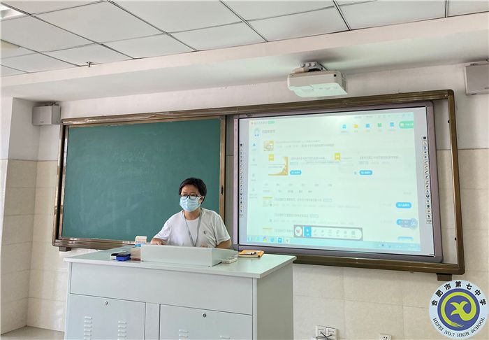 科大訊飛何國偉老師講解平板使用的風(fēng)采.jpg 科大訊飛何國偉老師講解平板使用的風(fēng)采.jpg