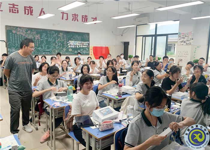 合肥七中高二年級開展學(xué)生儀容儀表專項檢查(圖2) 合肥七中高二年級開展學(xué)生儀容儀表專項檢查(圖2)