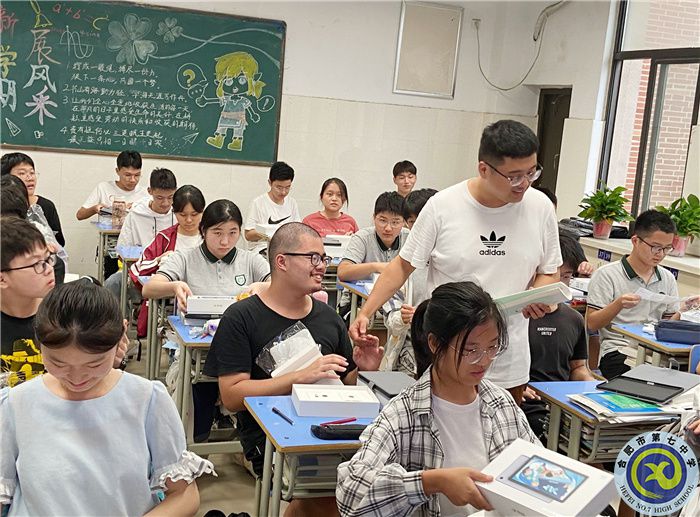 合肥七中高二年級開展學(xué)生儀容儀表專項檢查(圖3) 合肥七中高二年級開展學(xué)生儀容儀表專項檢查(圖3)