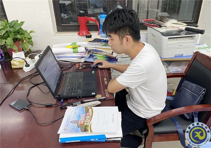 李申老師正在和家長(zhǎng)做交流.jpg 李申老師正在和家長(zhǎng)做交流.jpg