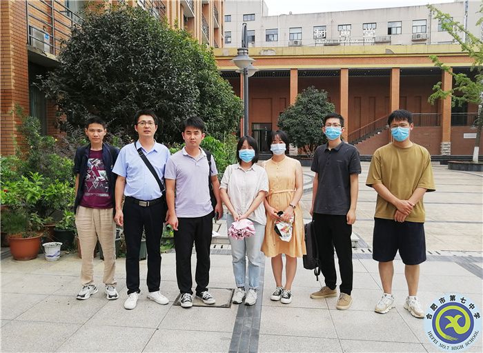 高三物理組合影.jpg 高三物理組合影.jpg