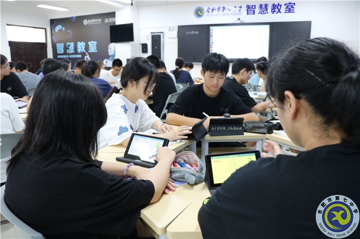 教育部基礎(chǔ)教育司司長呂玉剛一行調(diào)研合肥七中(圖9) 教育部基礎(chǔ)教育司司長呂玉剛一行調(diào)研合肥七中(圖9)