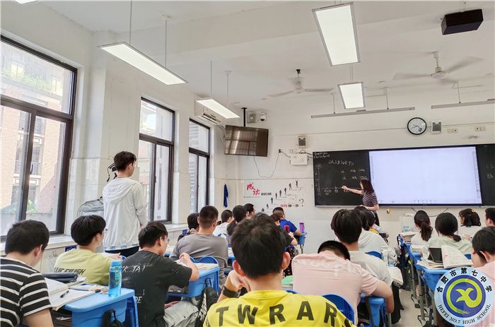 鄧老師上課圖2.jpg 鄧老師上課圖2.jpg