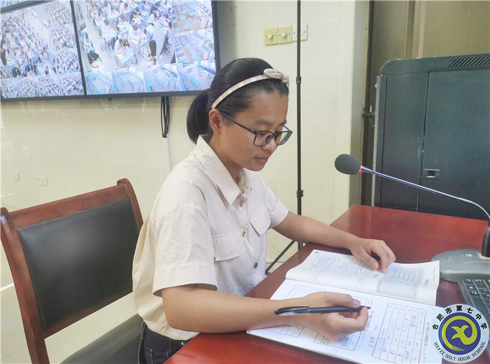 汪高尚老師在播放聽力材料.jpg 汪高尚老師在播放聽力材料.jpg