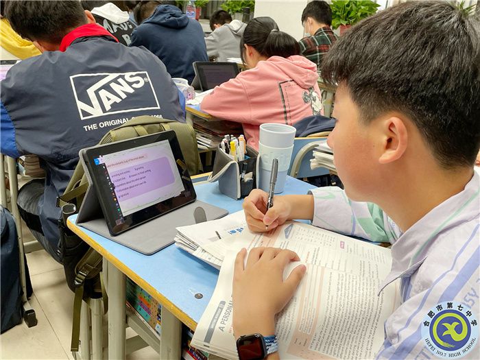 學(xué)生利用平板記錄課堂筆記.jpg 學(xué)生利用平板記錄課堂筆記.jpg