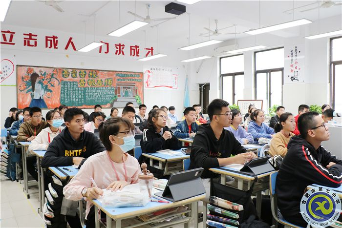 智慧課堂中.jpg 智慧課堂中.jpg