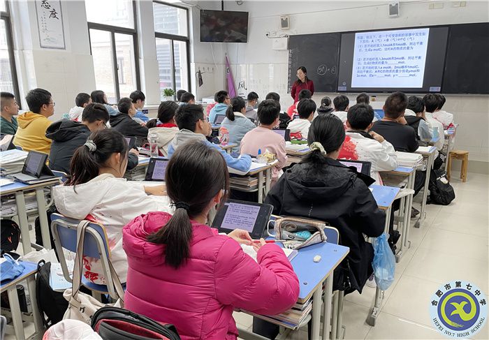 曾艷上課圖2.jpg 曾艷上課圖2.jpg