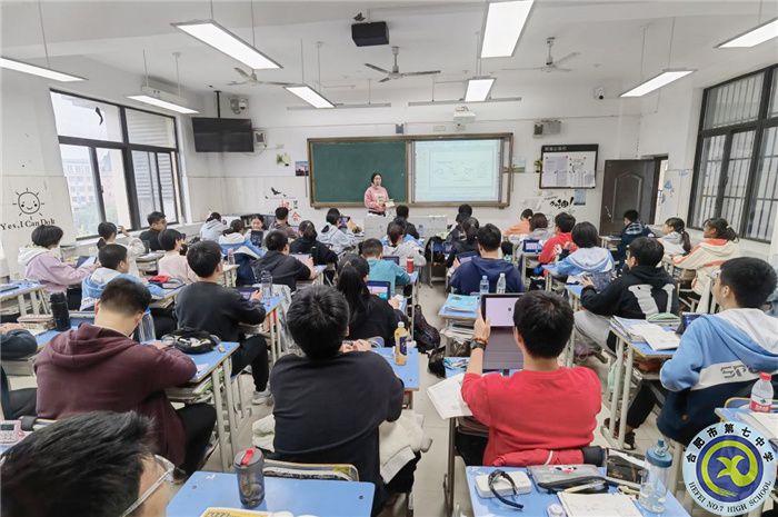 王錄陽(yáng)老師智慧課堂授課.jpg 王錄陽(yáng)老師智慧課堂授課.jpg