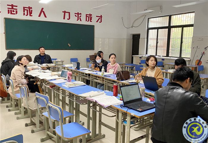 組內(nèi)老師認(rèn)真聆聽.jpg 組內(nèi)老師認(rèn)真聆聽.jpg