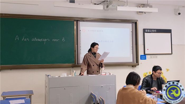 焦老師在進(jìn)行試卷小題分析.jpg 焦老師在進(jìn)行試卷小題分析.jpg