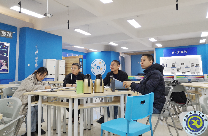 三位專家評委認真打分.png 三位專家評委認真打分.png