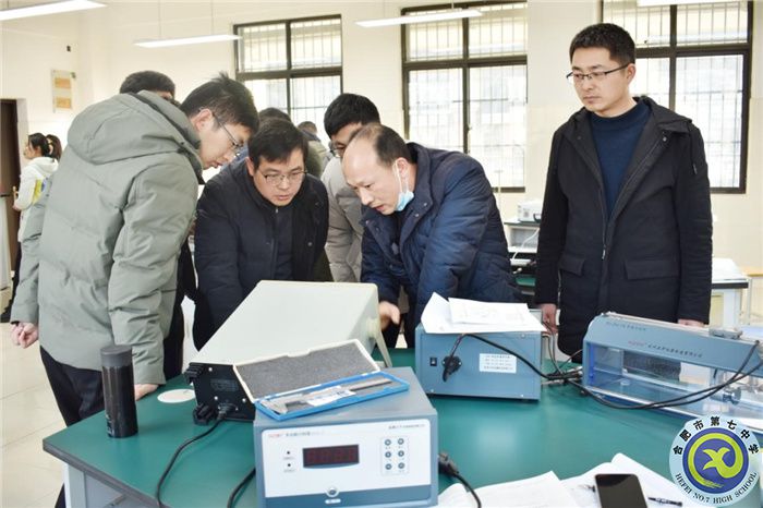 圖為聲速測量儀的使用.jpg 圖為聲速測量儀的使用.jpg