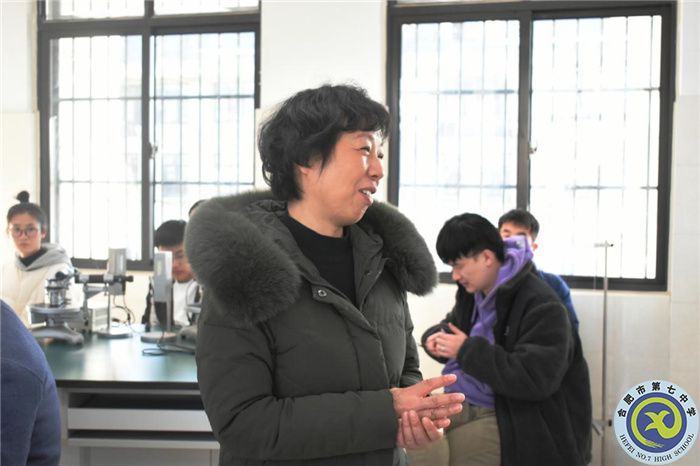 圖為葉柳秘書長介紹物理基礎(chǔ)實(shí)驗(yàn)的細(xì)節(jié)注意事項.jpg 圖為葉柳秘書長介紹物理基礎(chǔ)實(shí)驗(yàn)的細(xì)節(jié)注意事項.jpg