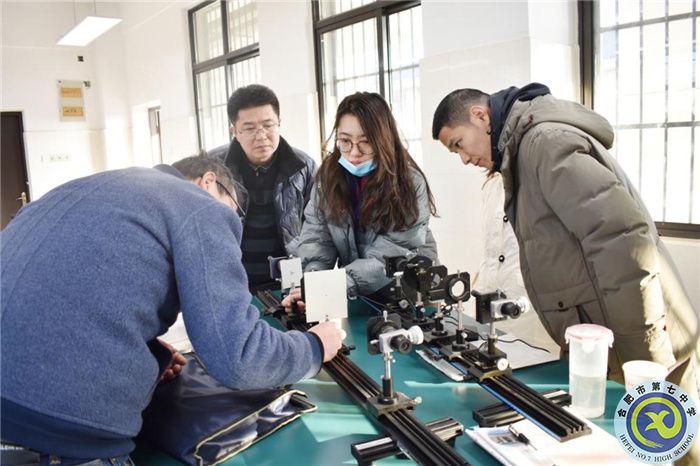 圖為小孔成像實(shí)驗(yàn)的調(diào)試演示.jpg 圖為小孔成像實(shí)驗(yàn)的調(diào)試演示.jpg