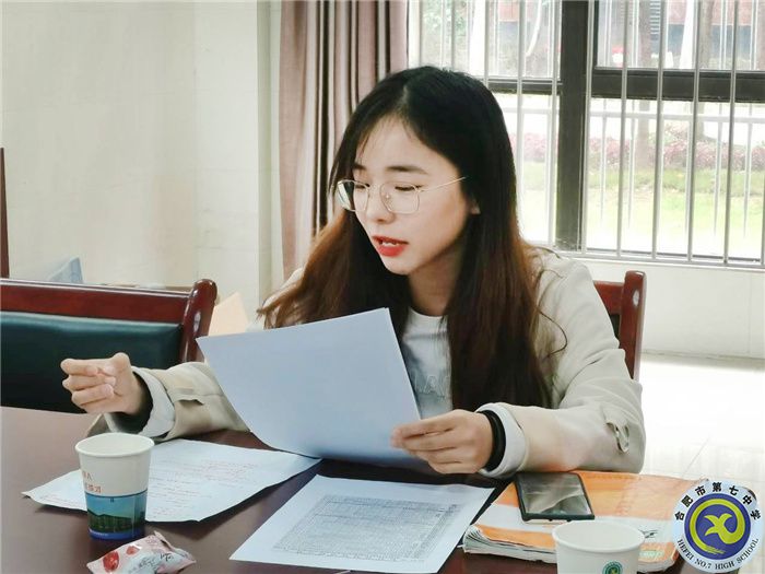 高一33班班主任戴曉翔在分析學(xué)情.jpg 高一33班班主任戴曉翔在分析學(xué)情.jpg