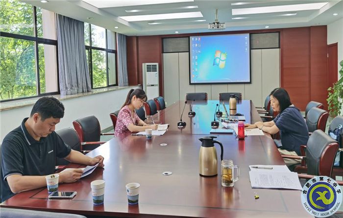 圖為學(xué)科教研員王德美老師指導(dǎo)磨課.jpg 圖為學(xué)科教研員王德美老師指導(dǎo)磨課.jpg