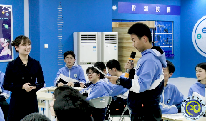 圖為劉雅文老師進(jìn)行課堂教學(xué).png 圖為劉雅文老師進(jìn)行課堂教學(xué).png