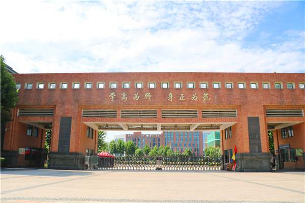 學(xué)校南大門內(nèi)側(cè)——師德箴言_副本.jpg 學(xué)校南大門內(nèi)側(cè)——師德箴言_副本.jpg