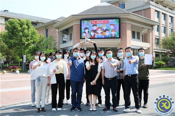 學(xué)生和校領(lǐng)導(dǎo)合影.jpg 學(xué)生和校領(lǐng)導(dǎo)合影.jpg