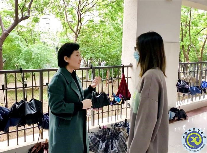 圖為孫晨睿與施老師交流.jpg 圖為孫晨睿與施老師交流.jpg