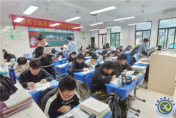 高三學(xué)生早讀.jpg 高三學(xué)生早讀.jpg