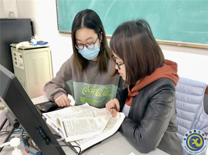 圖為孫晨睿與儲老師交流.jpg 圖為孫晨睿與儲老師交流.jpg