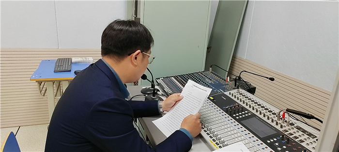 劉先群面向全校學(xué)生作廣播動(dòng)員講話.jpg 劉先群面向全校學(xué)生作廣播動(dòng)員講話.jpg