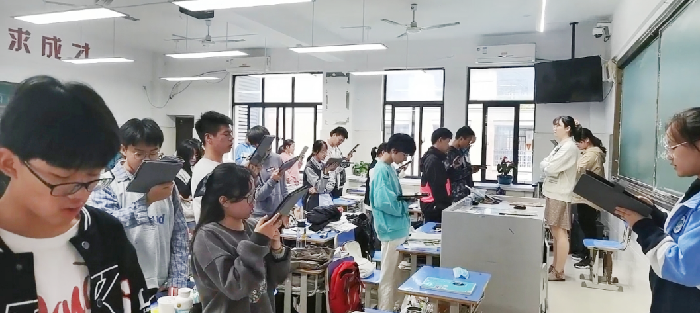 朗朗書(shū)聲盈校園 沉沉夢(mèng)想握手中(圖2) 朗朗書(shū)聲盈校園 沉沉夢(mèng)想握手中(圖2)