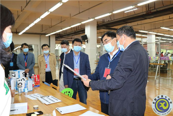 合肥市副市長(zhǎng)朱勝利視察合肥七中體育中考工作(圖3) 合肥市副市長(zhǎng)朱勝利視察合肥七中體育中考工作(圖3)