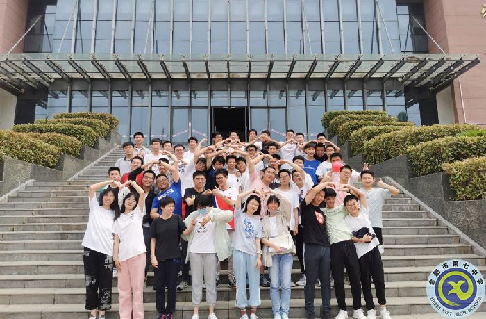 圖為高三(10)班合影.png 圖為高三(10)班合影.png