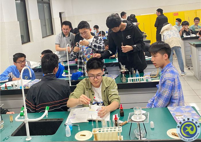 學生實驗中.jpg 學生實驗中.jpg