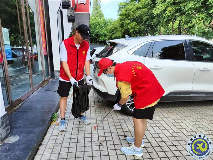 六班學(xué)子志愿忙，爭(zhēng)為社區(qū)添風(fēng)采(圖2)