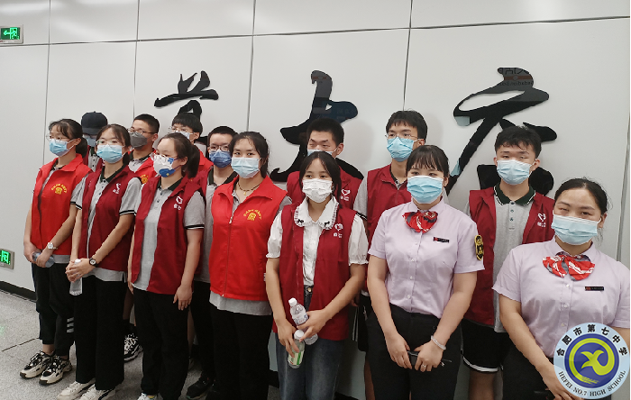 地鐵站內(nèi)展風采 志愿精神永流傳(圖5) 地鐵站內(nèi)展風采 志愿精神永流傳(圖5)