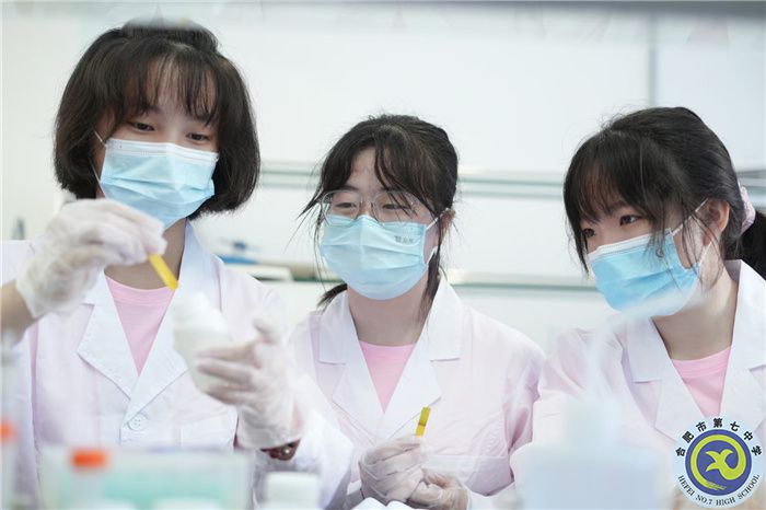 做實(shí)驗(yàn)2.jpg 做實(shí)驗(yàn)2.jpg