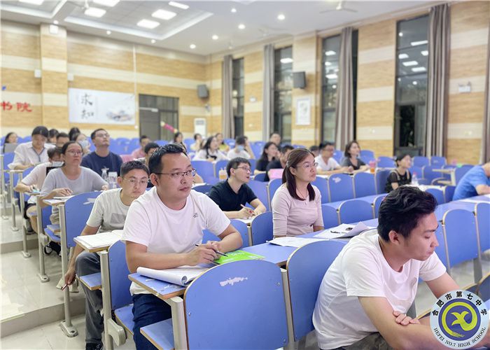 合肥七中高三年級第一次班主任經(jīng)驗分享會(圖1) 合肥七中高三年級第一次班主任經(jīng)驗分享會(圖1)