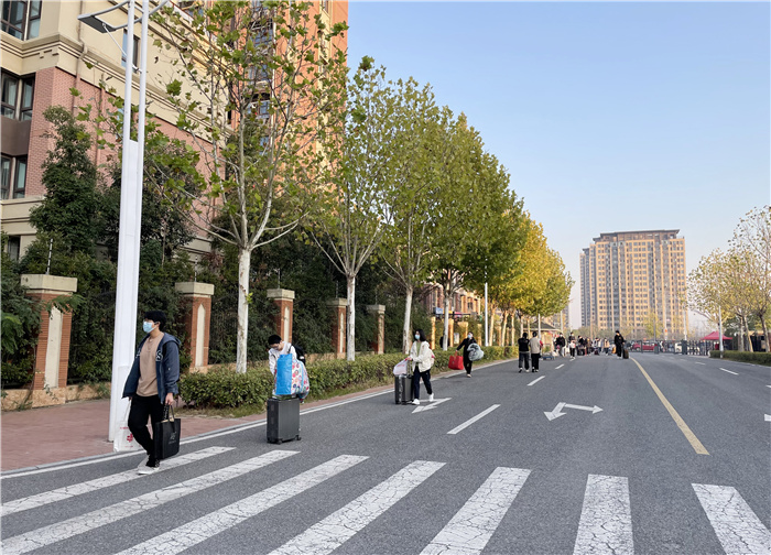 1高三同學(xué)有序返校.jpg 1高三同學(xué)有序返校.jpg