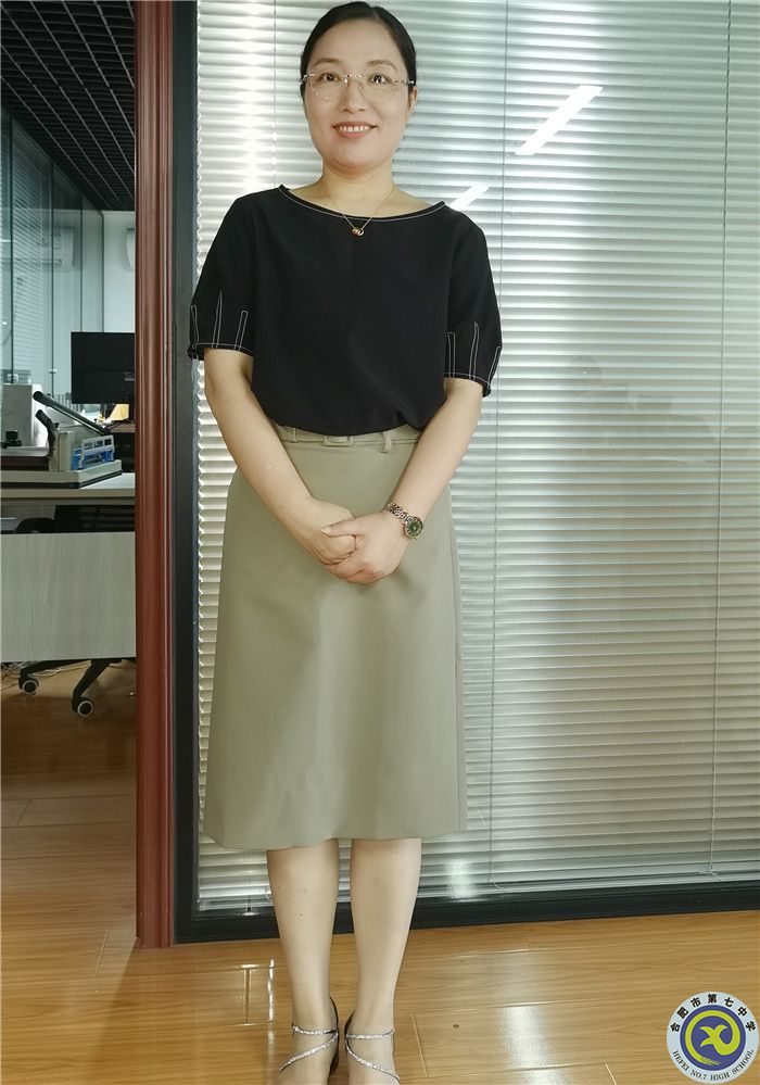 謝慶霞副校長(zhǎng).jpg 謝慶霞副校長(zhǎng).jpg