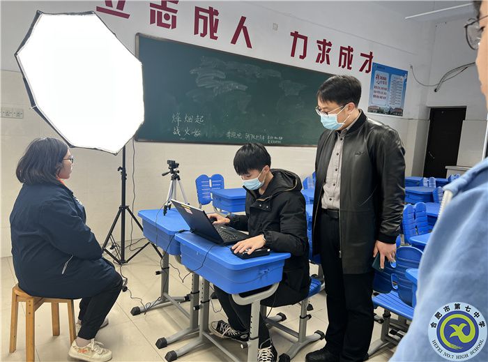 合肥七中高三年級(jí)有序開展高考報(bào)名工作(圖3) 合肥七中高三年級(jí)有序開展高考報(bào)名工作(圖3)