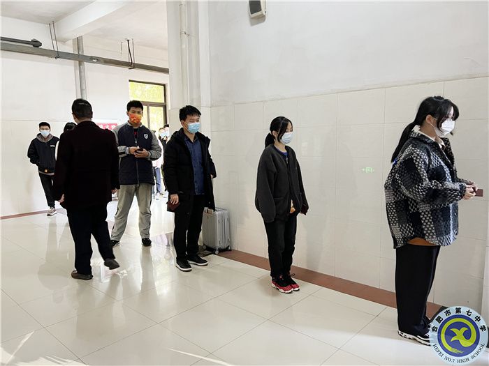 合肥七中高三年級(jí)有序開展高考報(bào)名工作(圖4) 合肥七中高三年級(jí)有序開展高考報(bào)名工作(圖4)