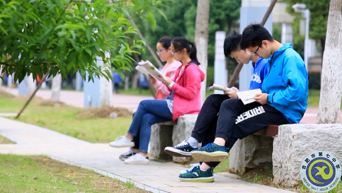 學(xué)生讀書(shū).png 學(xué)生讀書(shū).png